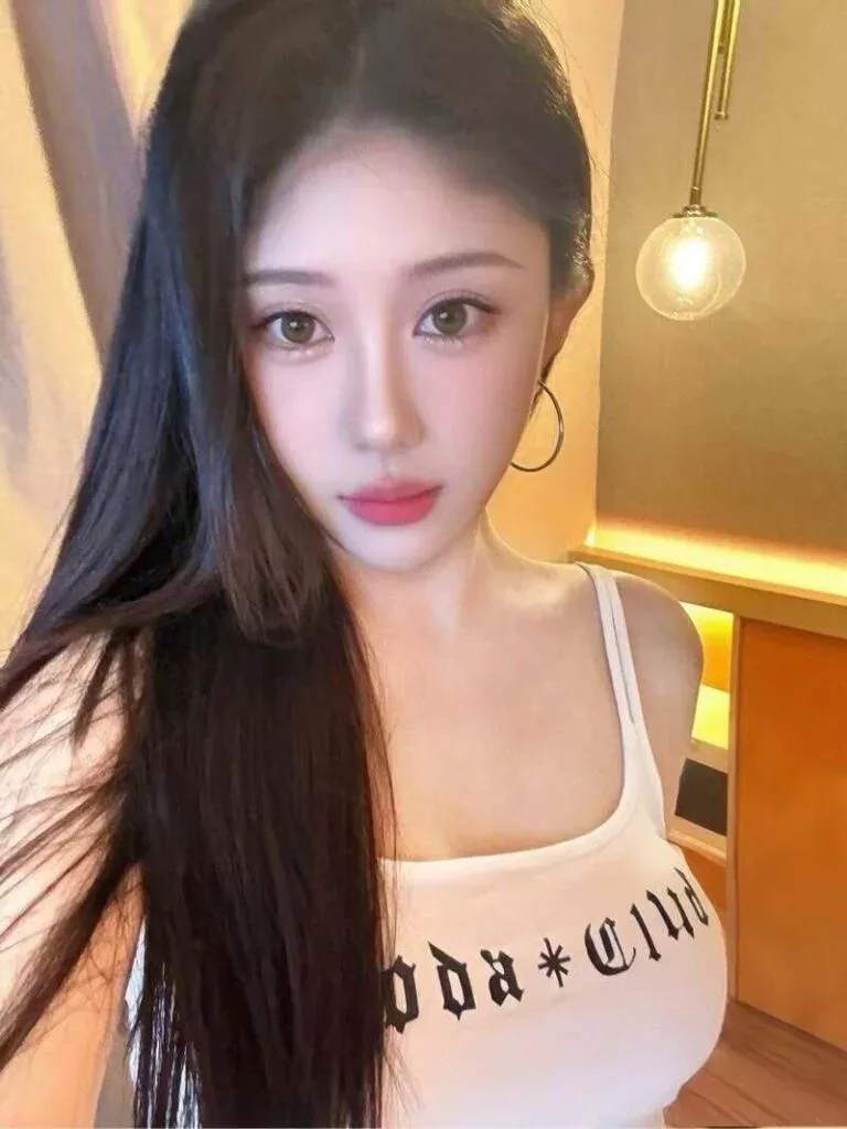 放慢脚步感受克制之美，让精心编排的夜晚取代匆忙的打卡清单成为真正享受