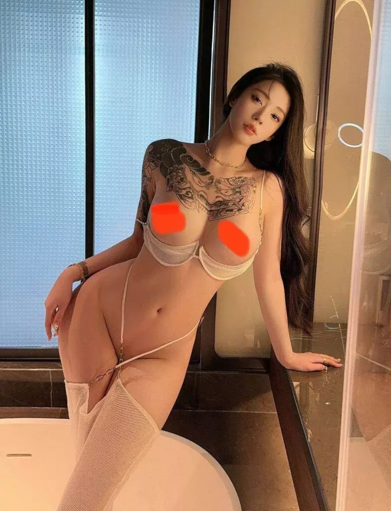 地铁车站是进入该区的核心入口，引导访客高效地深入这片密集且充满活力的都市心脏地带。