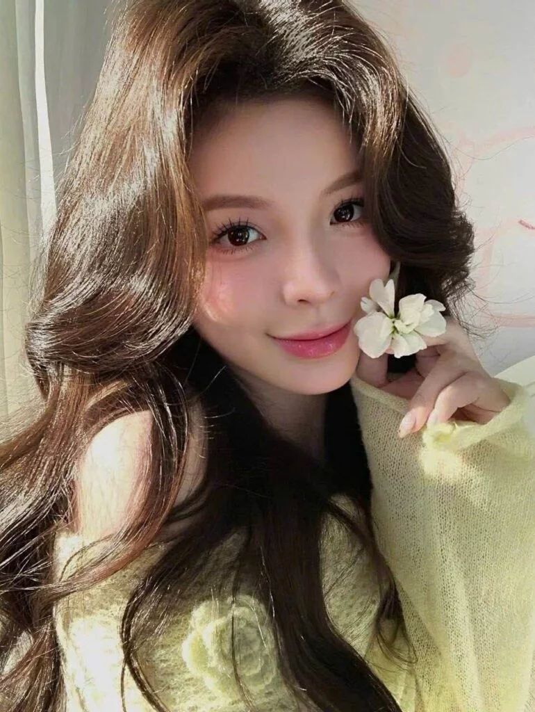Portrait highlighting the Somie Singapore Escort profile presentation
