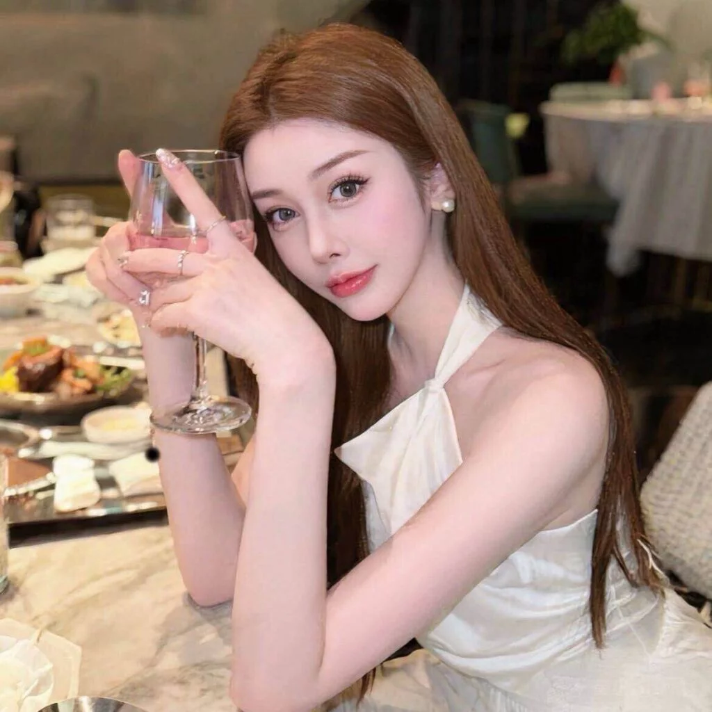 Profile photograph of Lanna in her Bedok incall room