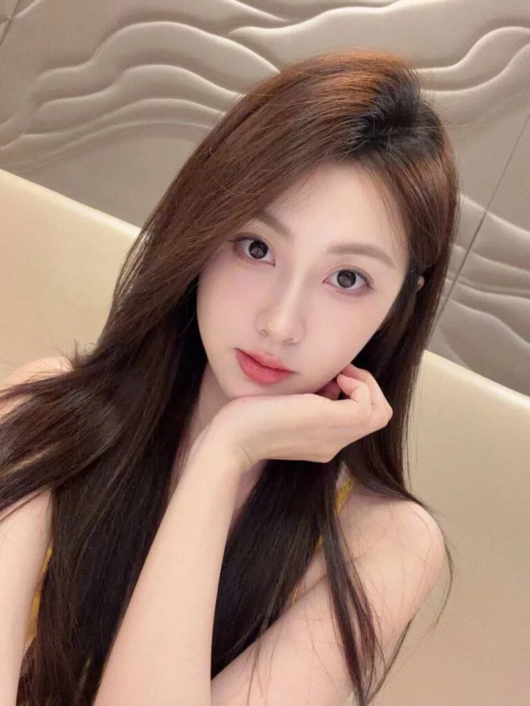 Enny Singapore Escort offering Nuru gel massage and bodywork services in Geylang