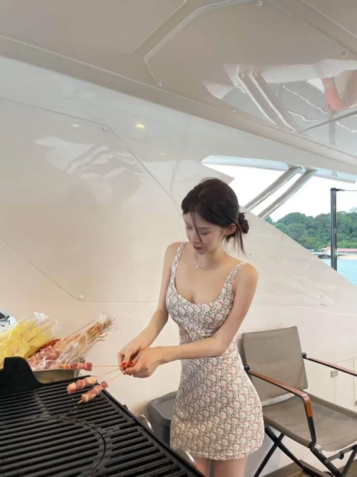 SG Escorts companion Xiaobao Hindi — graceful presentation for a personalised request