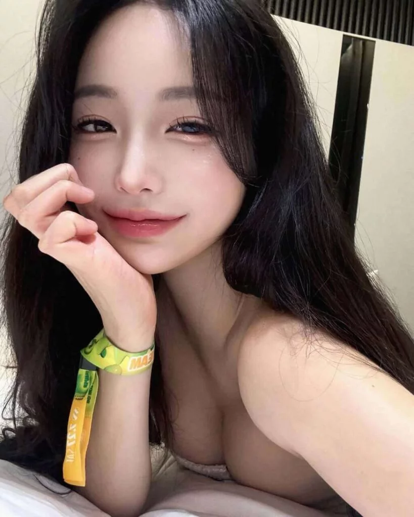 Kimmy Singapore Escort profile gallery image showing her listed presentation