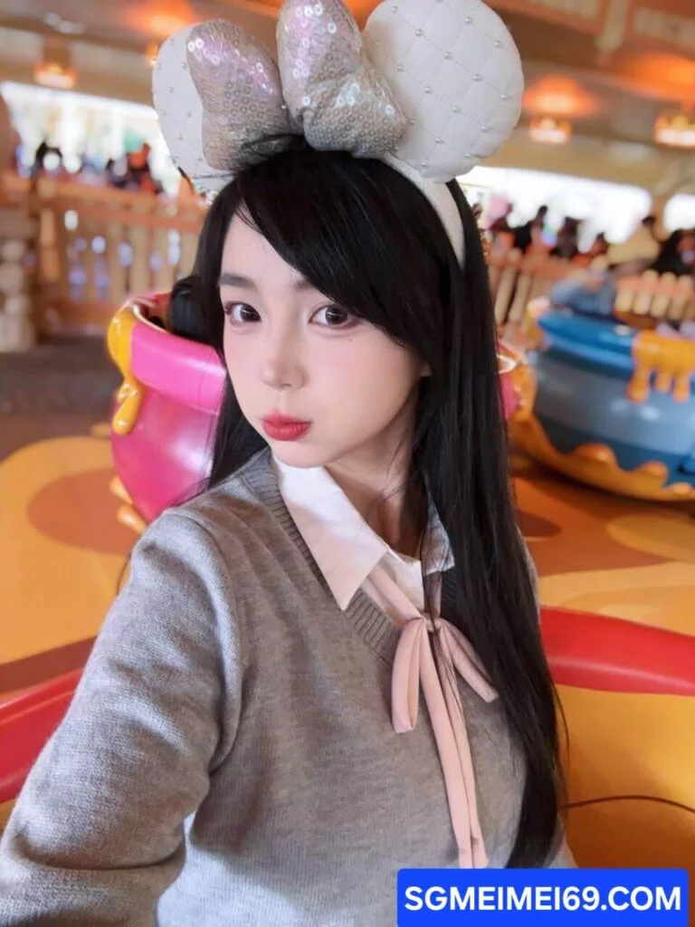 Lifestyle image highlighting the sophisticated atmosphere of QiaoYaNa Singapore Escort services