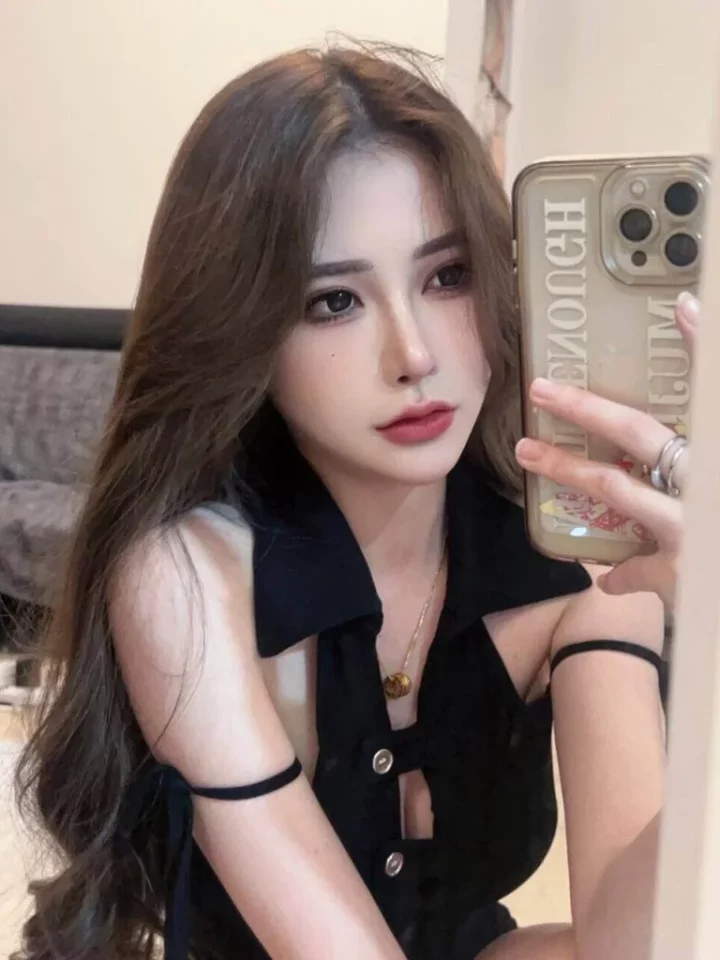 escort Singapore companion Qingqing Hindi — sophisticated appearance for personalised companionship