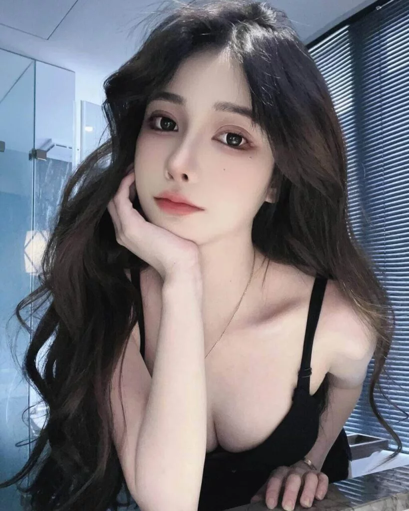 Gallery image of QingQing Singapore Escort showcasing her appearance and style