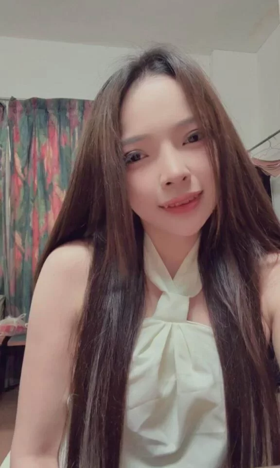 SG Escort companion Liuyi Hindi — confident gallery style for a tailored appointment