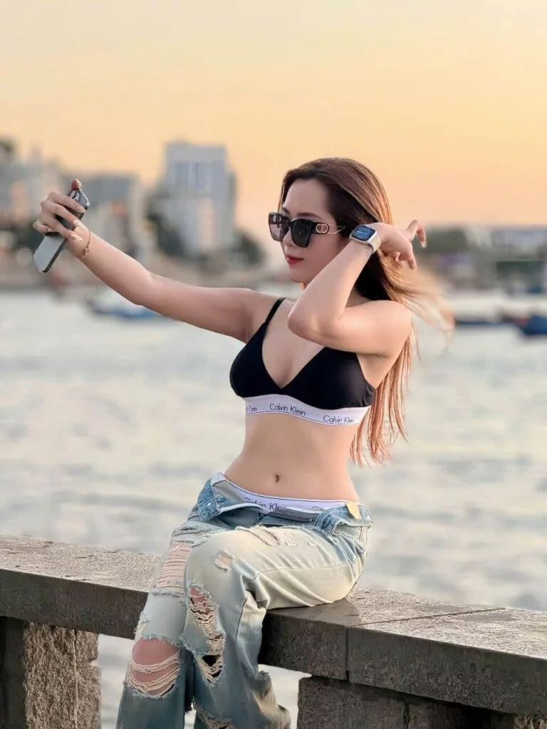 Julie Singapore Escort profile gallery image