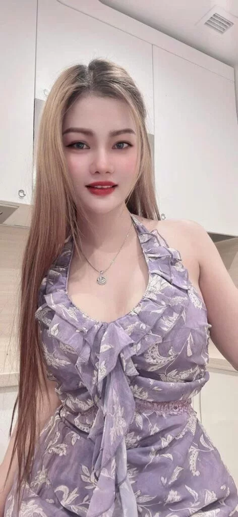 Lisa Singapore Escort posing professionally in a Geylang setting