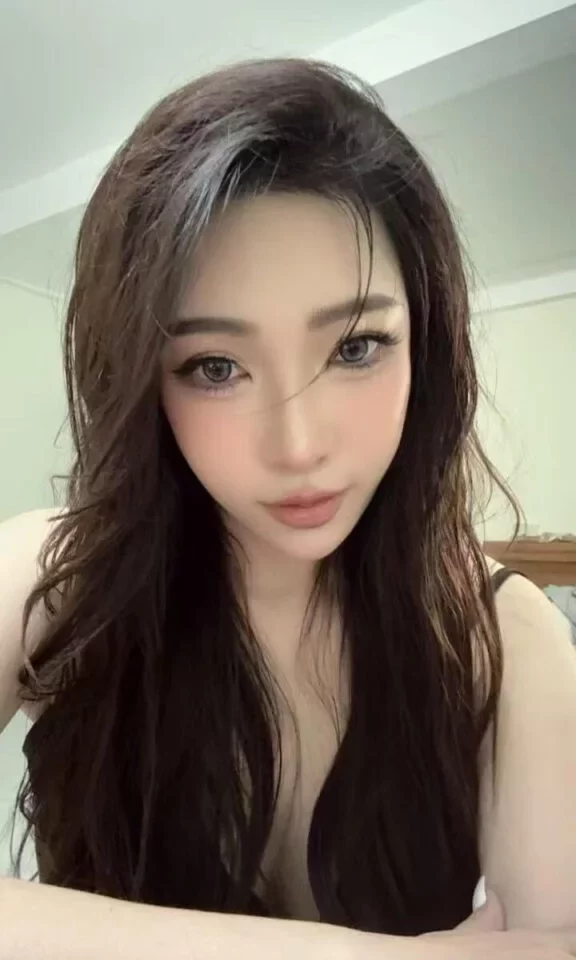 Juice Singapore Escort profile portrait showing natural elegance Juice Singapore Escort profile portrait showing natural elegance