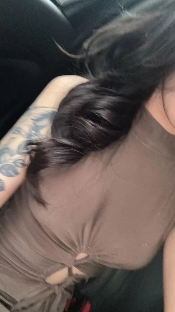 Samsam Singapore Escort profile photograph showing her presentation style