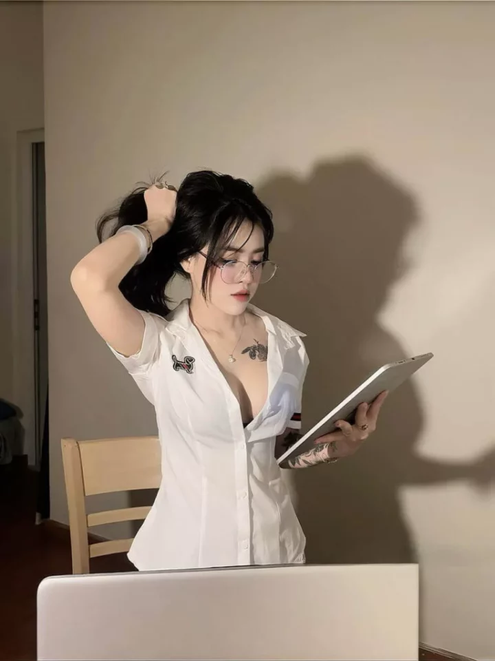 escort in SG companion Samsam Hindi — warm presentation supporting a tailored experience